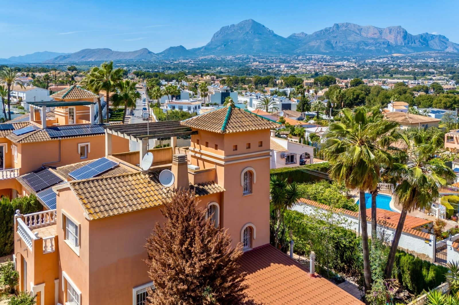 4 bedroom Villa for sale in Albir with pool garage - € 660,000 (Ref: 9328404)