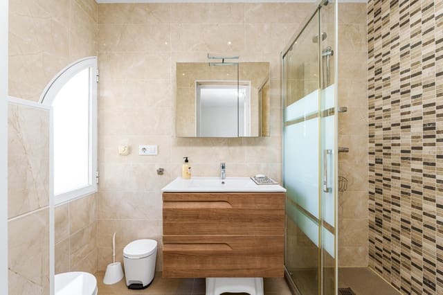 9 Zimmer Villa zu verkaufen in Albir, Alfaz del Pi / L'Alfàs del Pi mit Pool Garage - 750.000 € (Ref: 9328410)