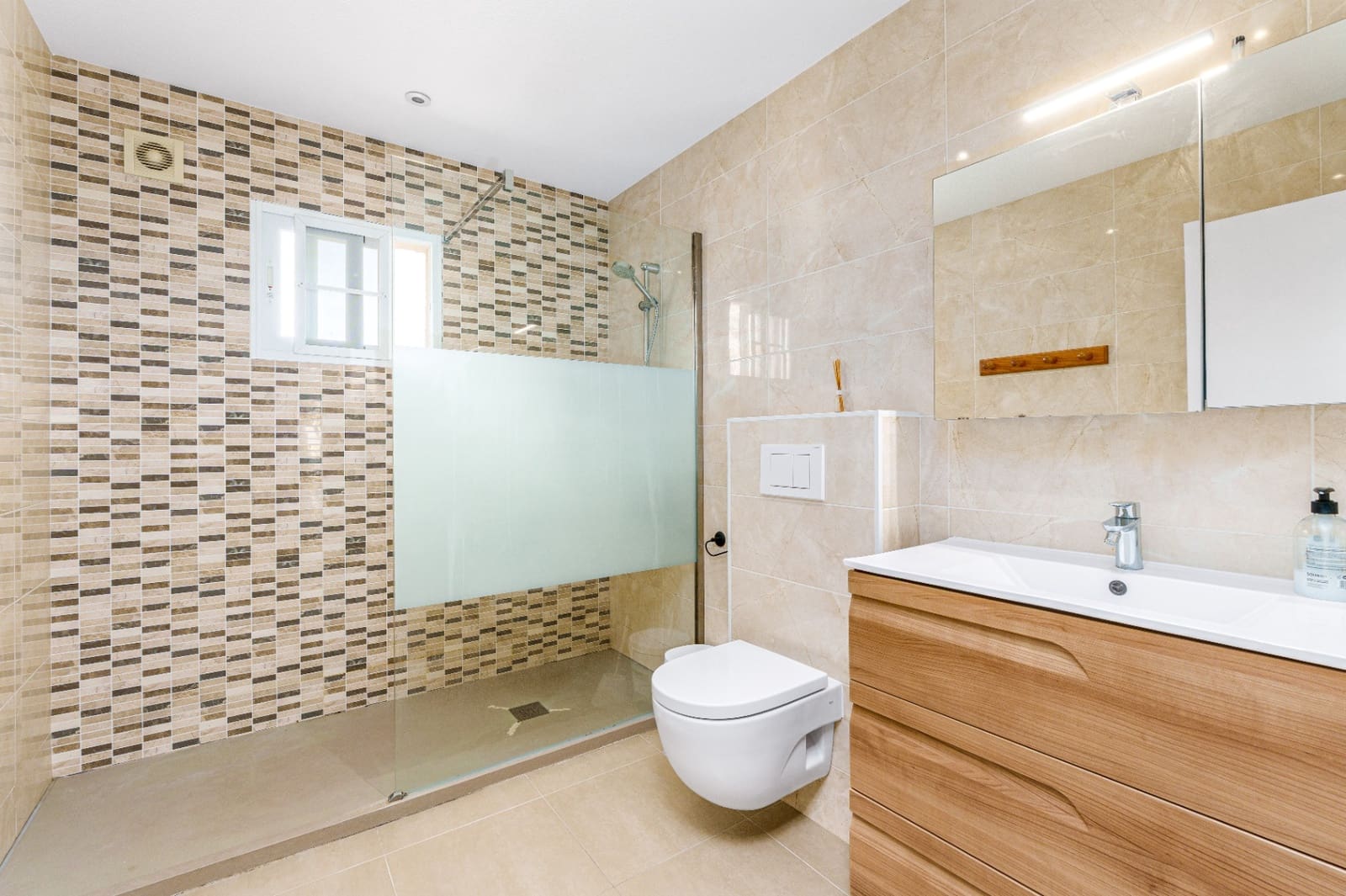 9 Zimmer Villa zu verkaufen in Albir mit Pool Garage - 750.000 € (Ref: 9328410)