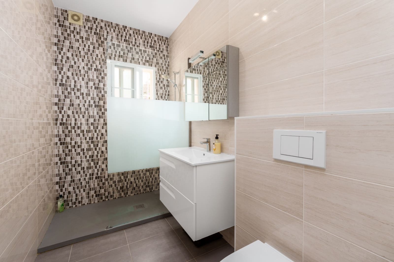 9 Zimmer Villa zu verkaufen in Albir mit Pool Garage - 750.000 € (Ref: 9328410)