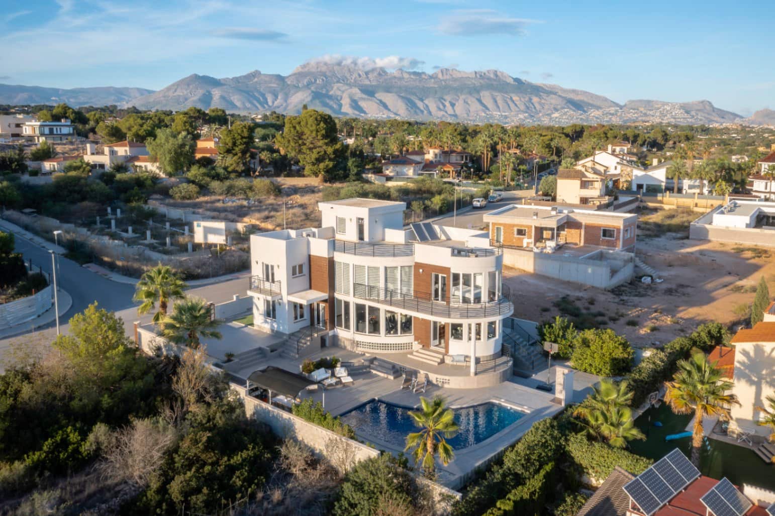 Chalet de 7 habitaciones en Alfaz del Pi / L'Alfàs del Pi en venta con piscina garaje - 1.290.000 € (Ref: 9328420)