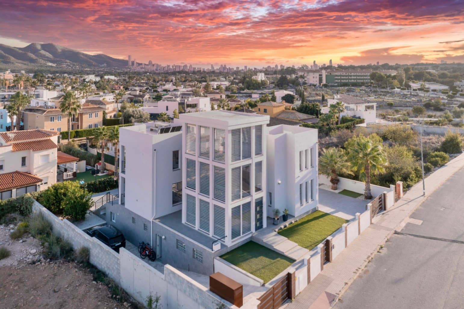 Chalet de 7 habitaciones en Alfaz del Pi / L'Alfàs del Pi en venta con piscina garaje - 1.290.000 € (Ref: 9328420)