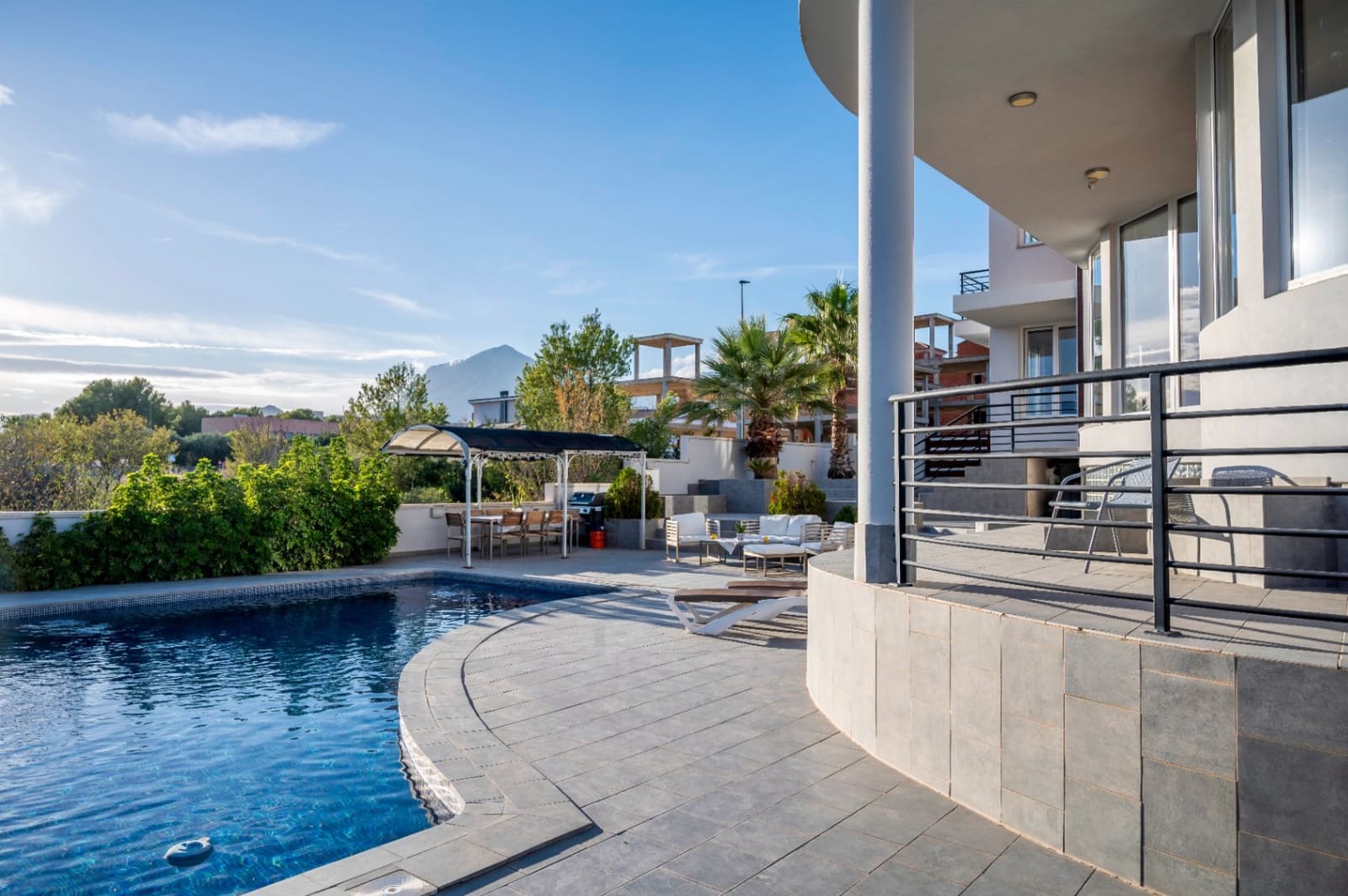 Chalet de 7 habitaciones en Alfaz del Pi / L'Alfàs del Pi en venta con piscina garaje - 1.290.000 € (Ref: 9328420)