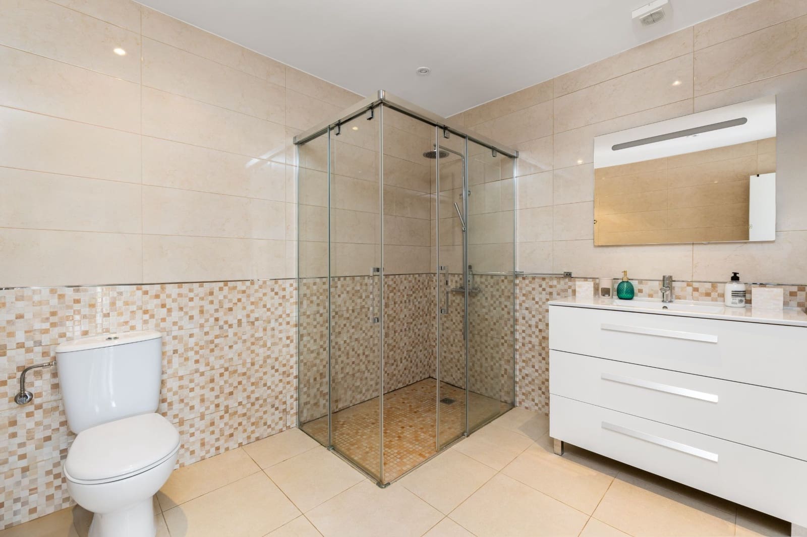 Chalet de 6 habitaciones en Alfaz del Pi / L'Alfàs del Pi en venta con piscina garaje - 725.000 € (Ref: 9328425)