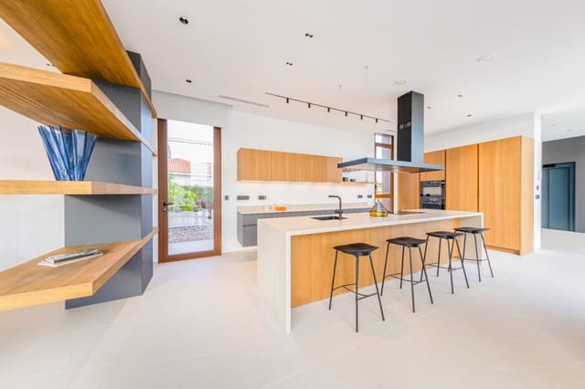 4 bedroom Villa for sale in Benidorm with pool garage - € 2,825,000 (Ref: 9328433)