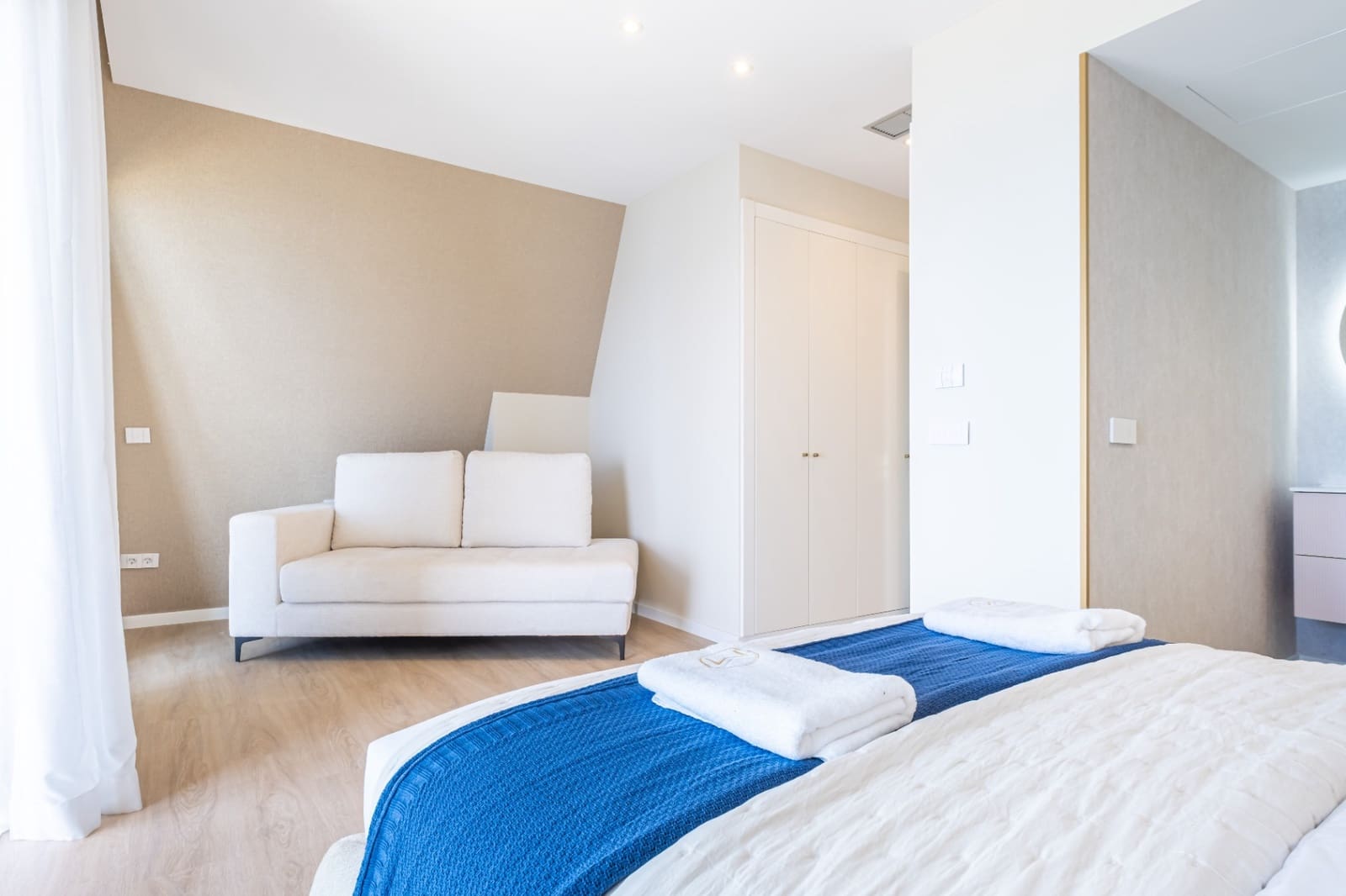 2 bedroom Apartment for sale in Benidorm with pool - € 1,250,000 (Ref: 9328439)