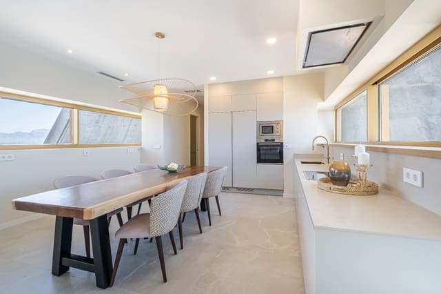 2 slaapkamer Appartement te koop in Benidorm met zwembad - € 1.250.000 (Ref: 9328439)