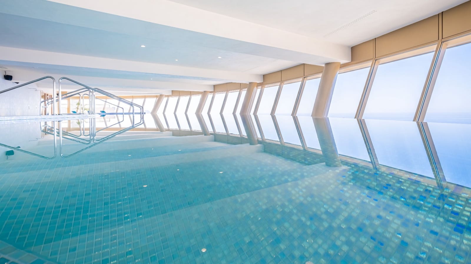 2 bedroom Apartment for sale in Benidorm with pool - € 1,250,000 (Ref: 9328439)