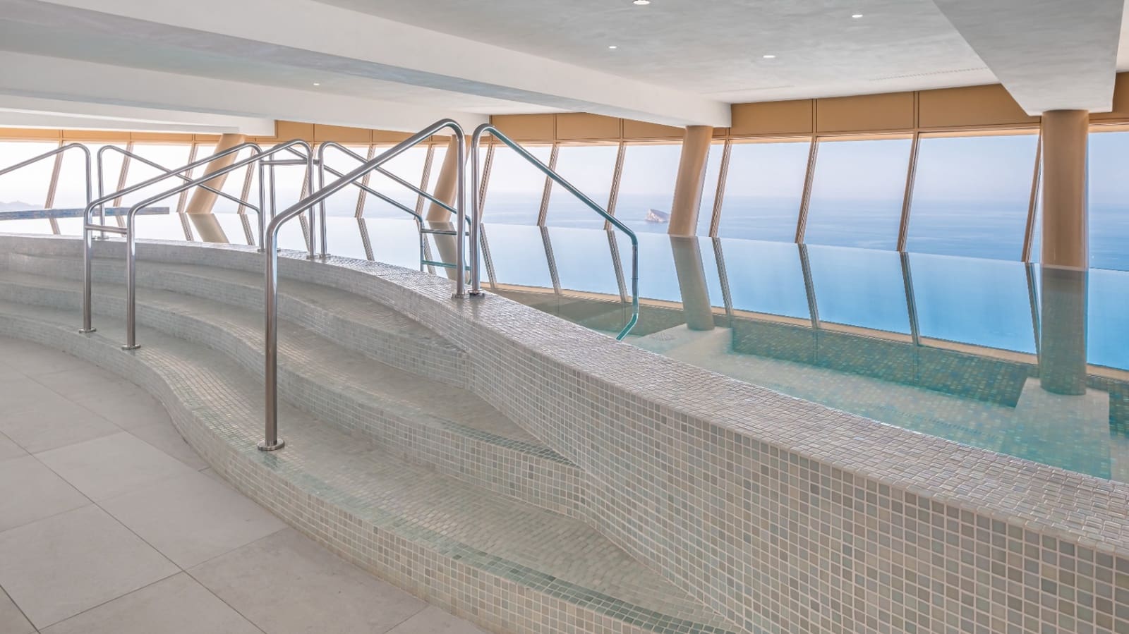 2 bedroom Apartment for sale in Benidorm with pool - € 1,250,000 (Ref: 9328439)