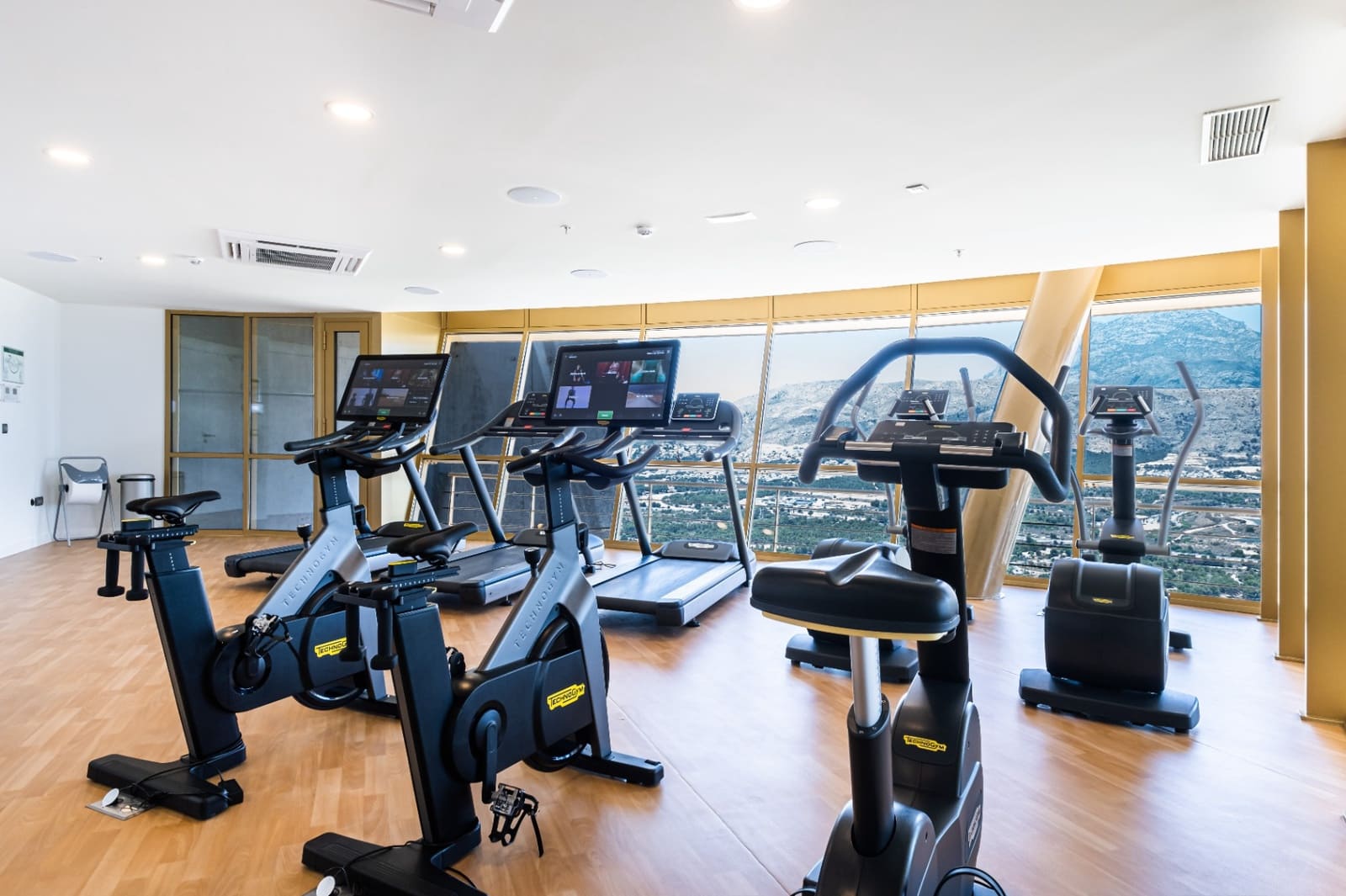 2 bedroom Apartment for sale in Benidorm with pool - € 1,250,000 (Ref: 9328439)