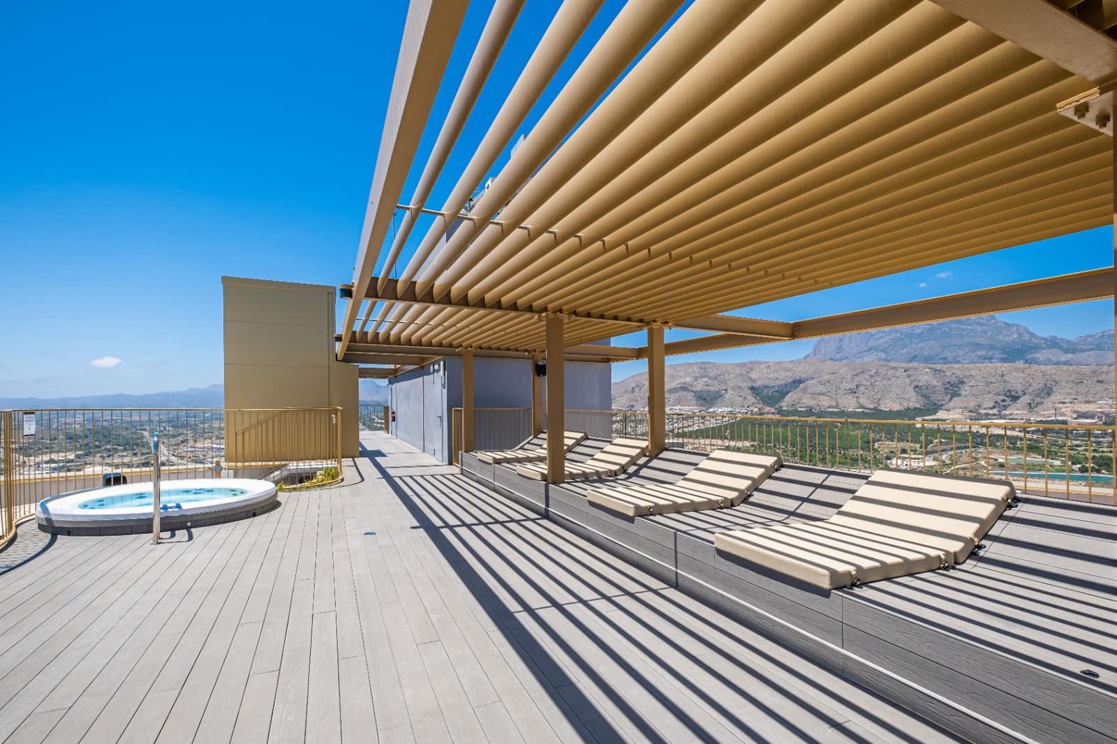 3 bedroom Apartment for sale in Benidorm with pool - € 1,095,000 (Ref: 9328440)