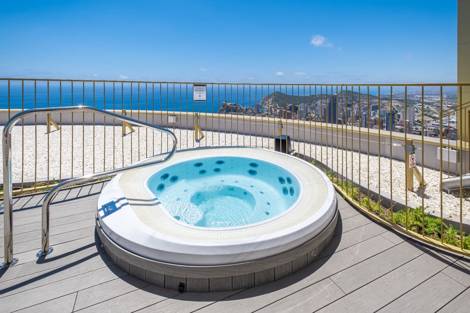 3 bedroom Apartment for sale in Benidorm with pool - € 1,095,000 (Ref: 9328440)