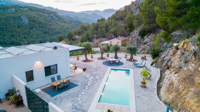 3 bedroom Villa for sale in Guadalest with pool garage - € 1,895,000 (Ref: 9328480)