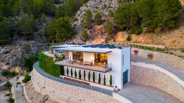 3 bedroom Villa for sale in Guadalest with pool garage - € 1,895,000 (Ref: 9328480)