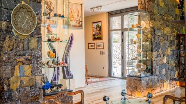 3 bedroom Villa for sale in Guadalest with pool garage - € 1,895,000 (Ref: 9328480)