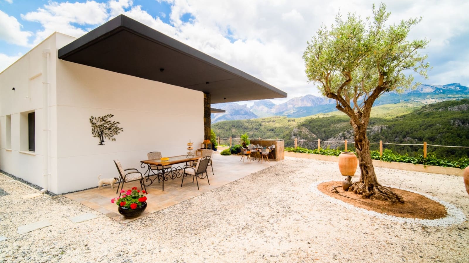 3 bedroom Villa for sale in Guadalest with pool garage - € 1,895,000 (Ref: 9328480)