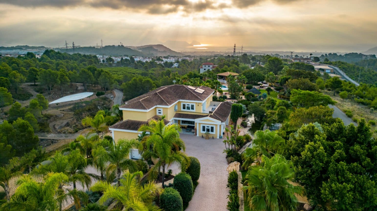 7 makuuhuone Huvila myytävänä paikassa La Nucia mukana uima-altaan 
autotalli - 5 600 000 € (Ref: 9328482)