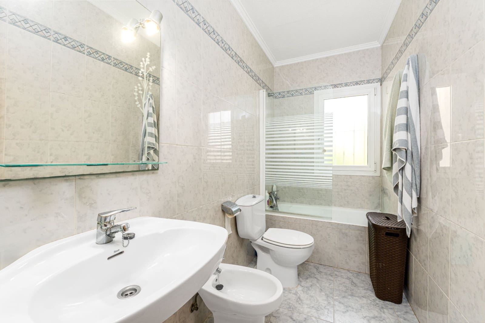 4 makuuhuone Huvila myytävänä paikassa La Nucia mukana uima-altaan 
autotalli - 645 000 € (Ref: 9328488)