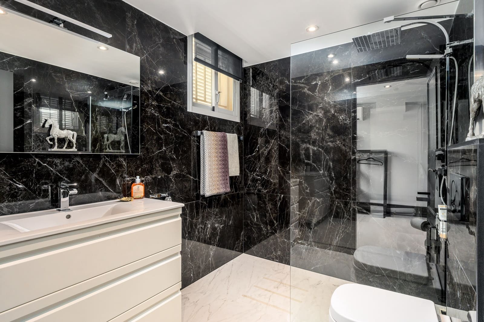 6 Zimmer Villa zu verkaufen in La Nucia mit Pool Garage - 1.800.000 € (Ref: 9328492)