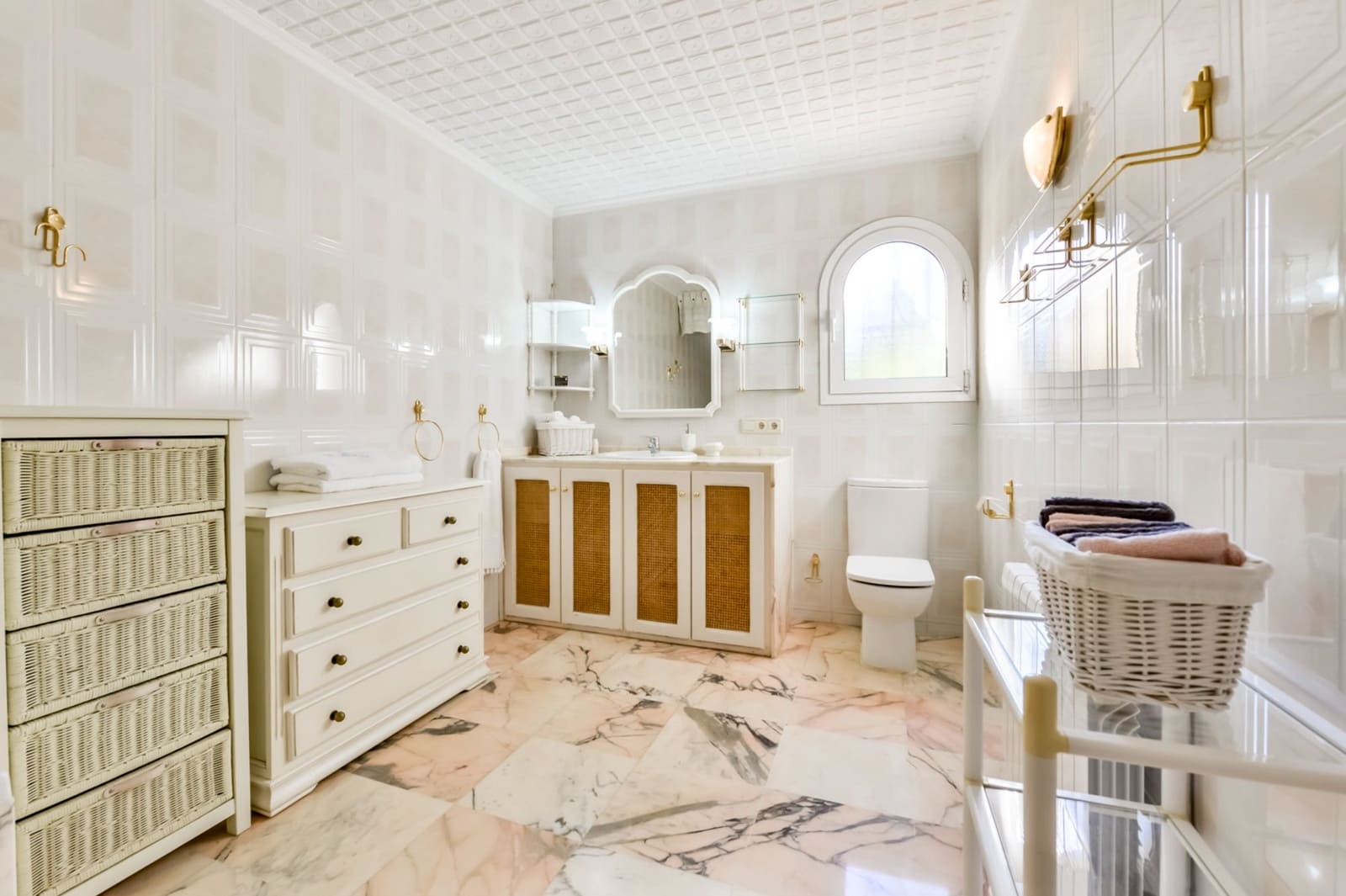 6 bedroom Villa for sale in Altea with pool garage - € 2,930,000 (Ref: 9328506)