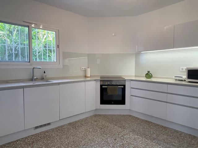 5 bedroom Villa for sale in Moraira, Teulada-Moraira with pool garage - € 725,000 (Ref: 9383518)