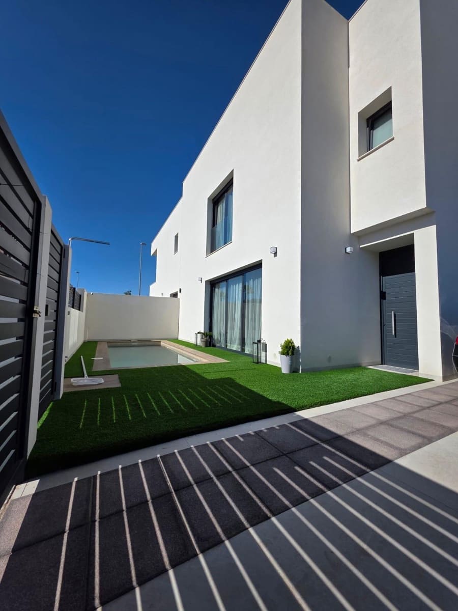 Chalet de 2 habitaciones en Benijófar en venta con piscina garaje - 355.000 € (Ref: 9402506)