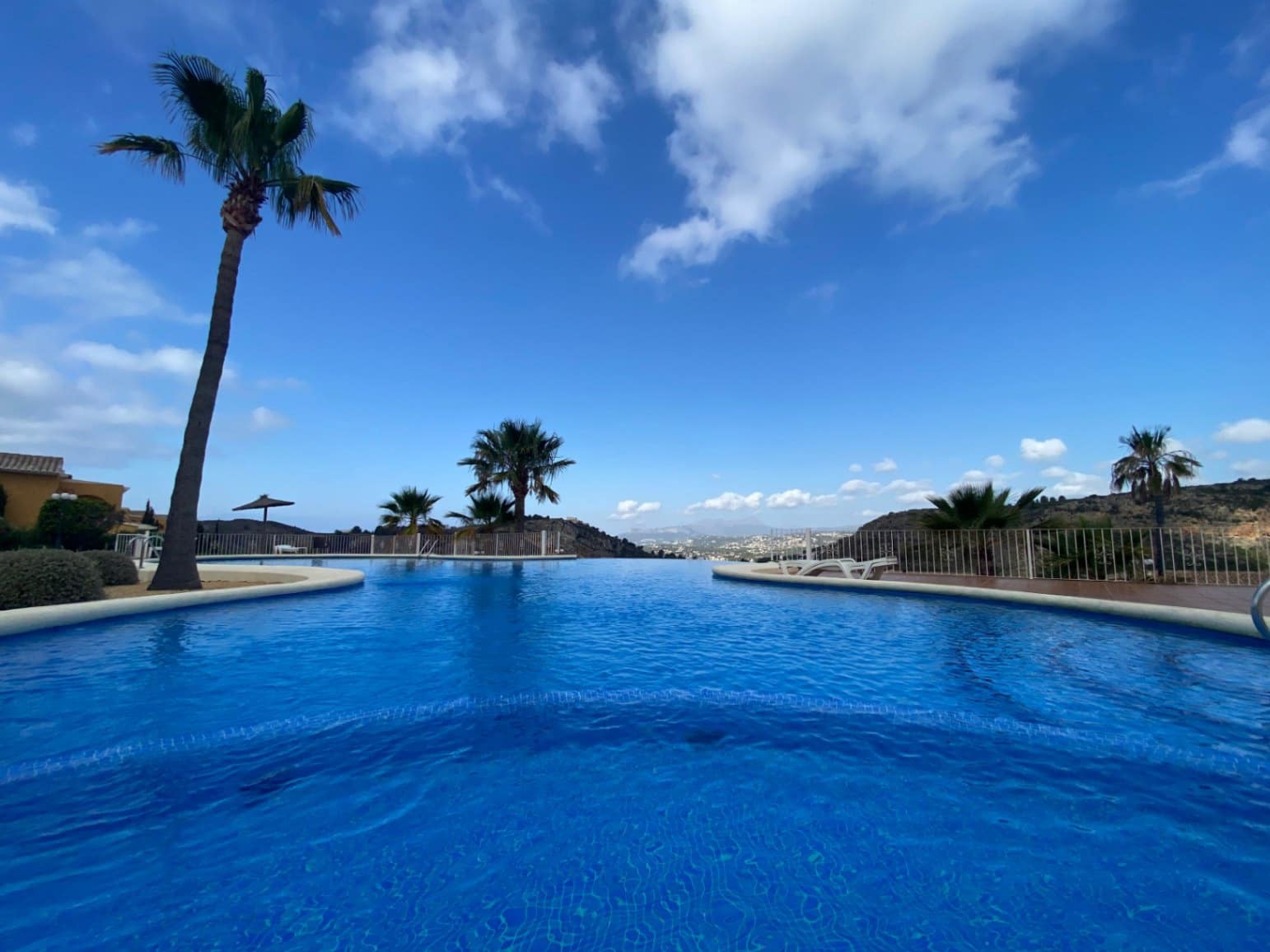 Appartement de 2 chambres à louer à Cumbre del Sol avec piscine garage - 750 € (Ref: 9467613)