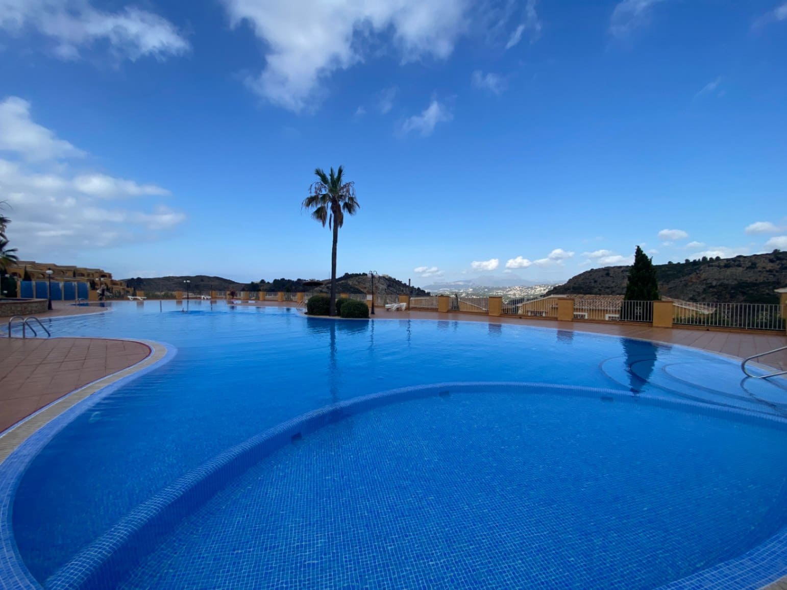 Appartement de 2 chambres à louer à Cumbre del Sol avec piscine garage - 750 € (Ref: 9467613)