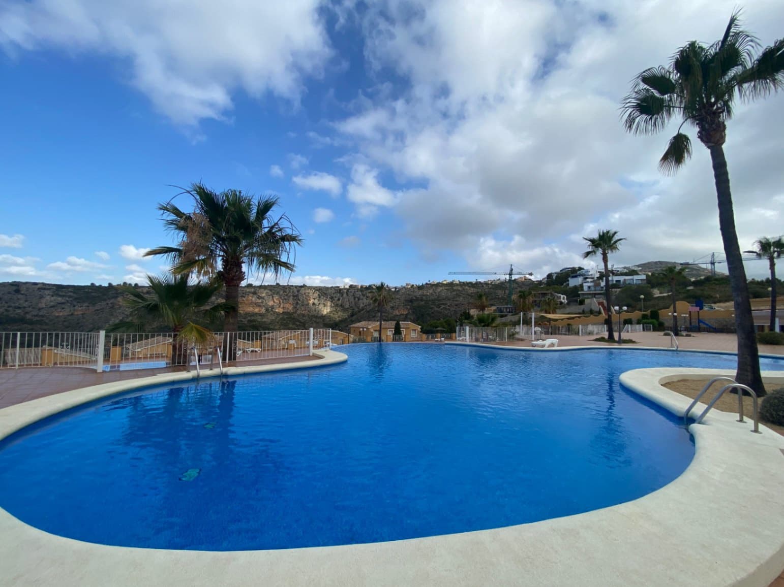 Appartement de 2 chambres à louer à Cumbre del Sol avec piscine garage - 750 € (Ref: 9467613)