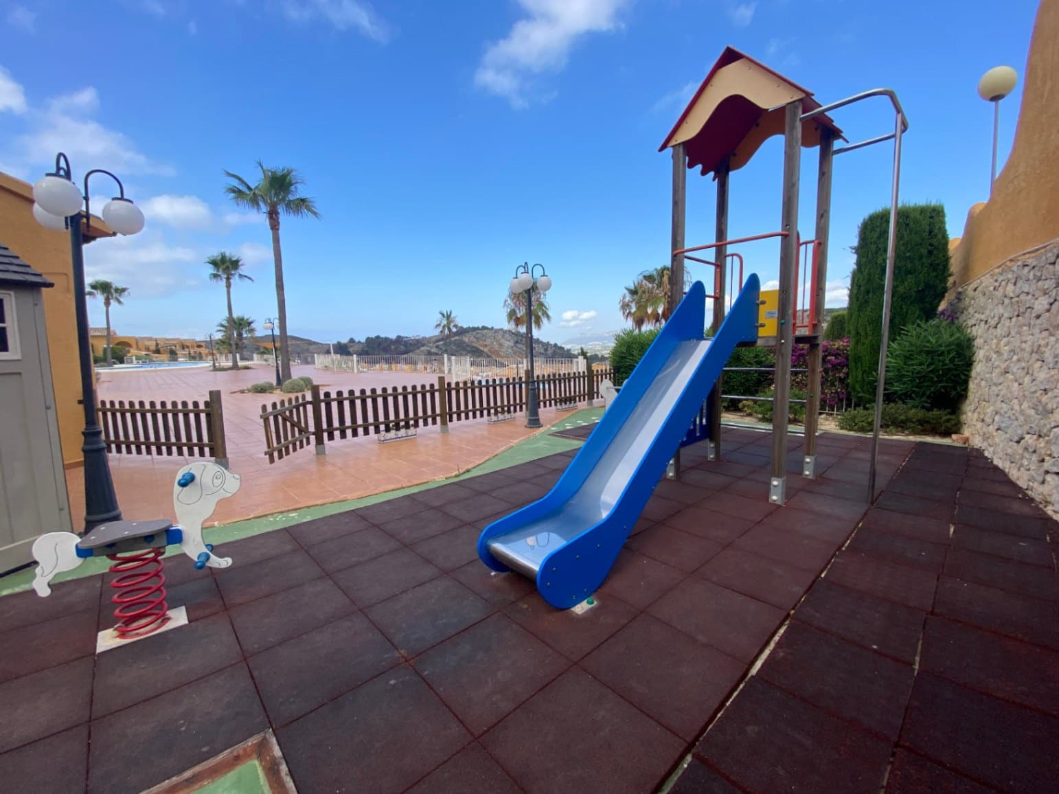 Appartement de 2 chambres à louer à Cumbre del Sol avec piscine garage - 750 € (Ref: 9467613)