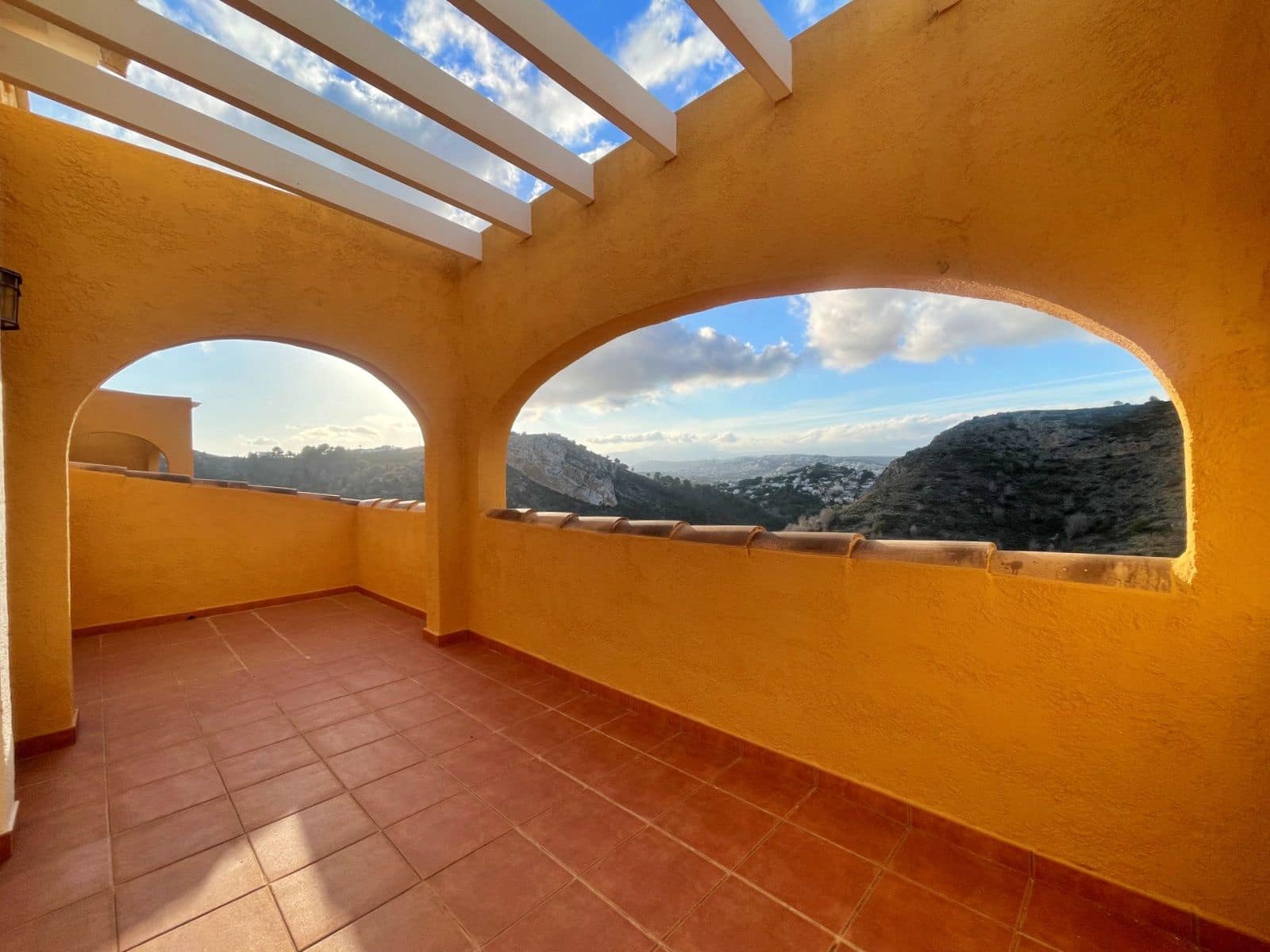 Appartement de 2 chambres à louer à Cumbre del Sol avec piscine garage - 750 € (Ref: 9467613)