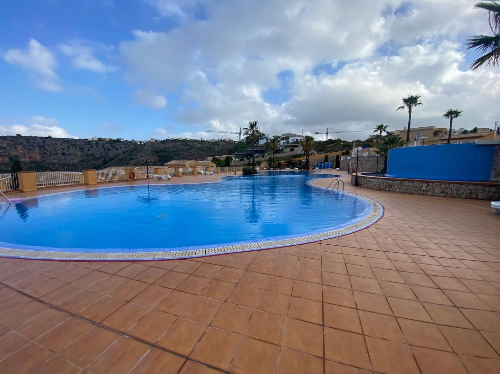 Appartement de 2 chambres à louer à Cumbre del Sol avec piscine garage - 750 € (Ref: 9467613)