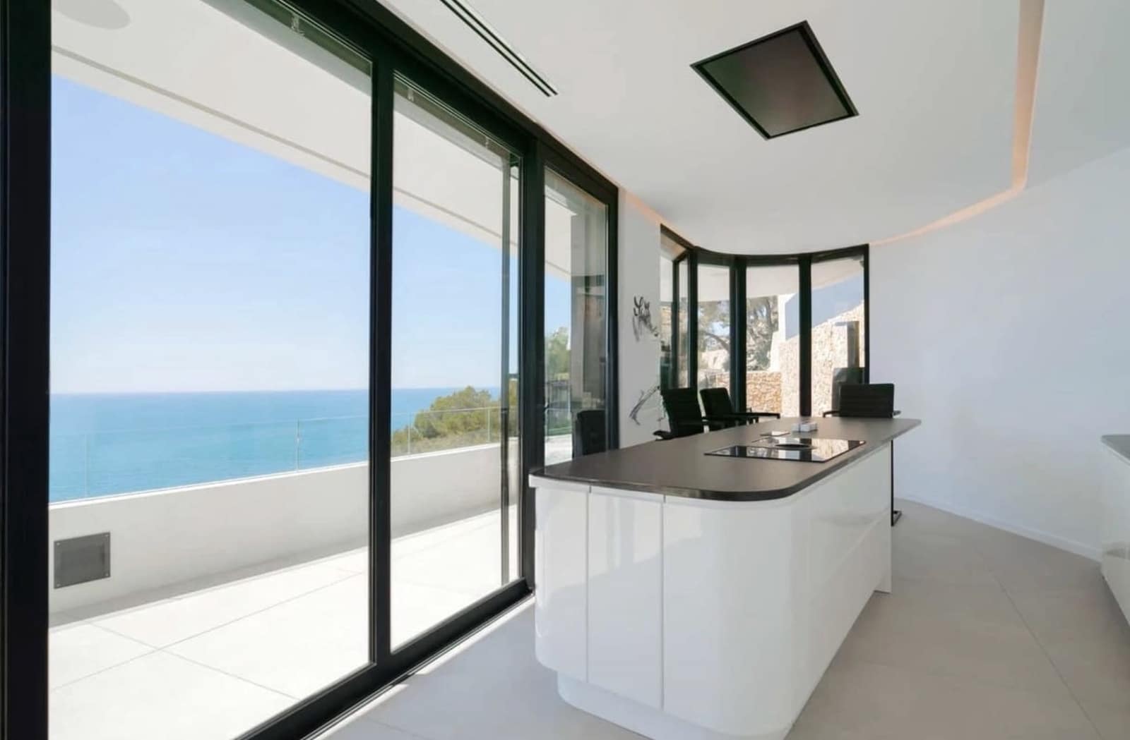 3 slaapkamer Villa te koop in Ambolo met zwembad - € 4.250.000 (Ref: 9537498)