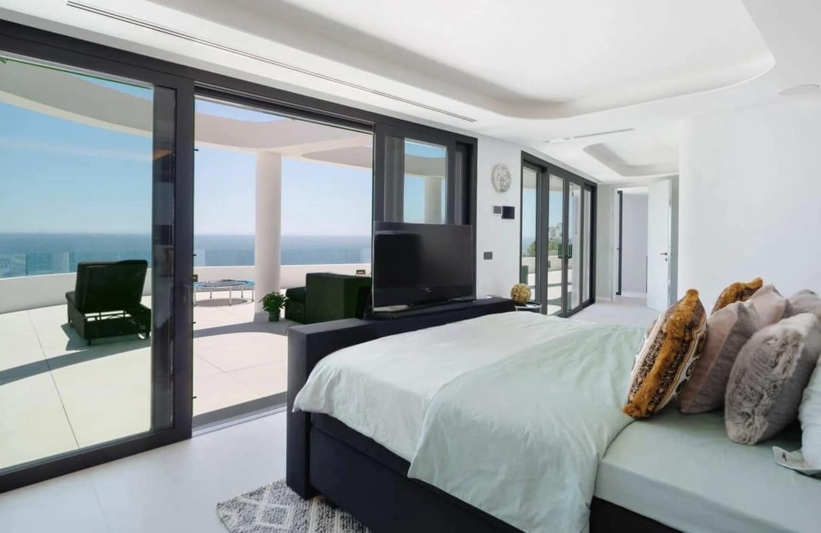 3 slaapkamer Villa te koop in Ambolo met zwembad - € 4.250.000 (Ref: 9537498)