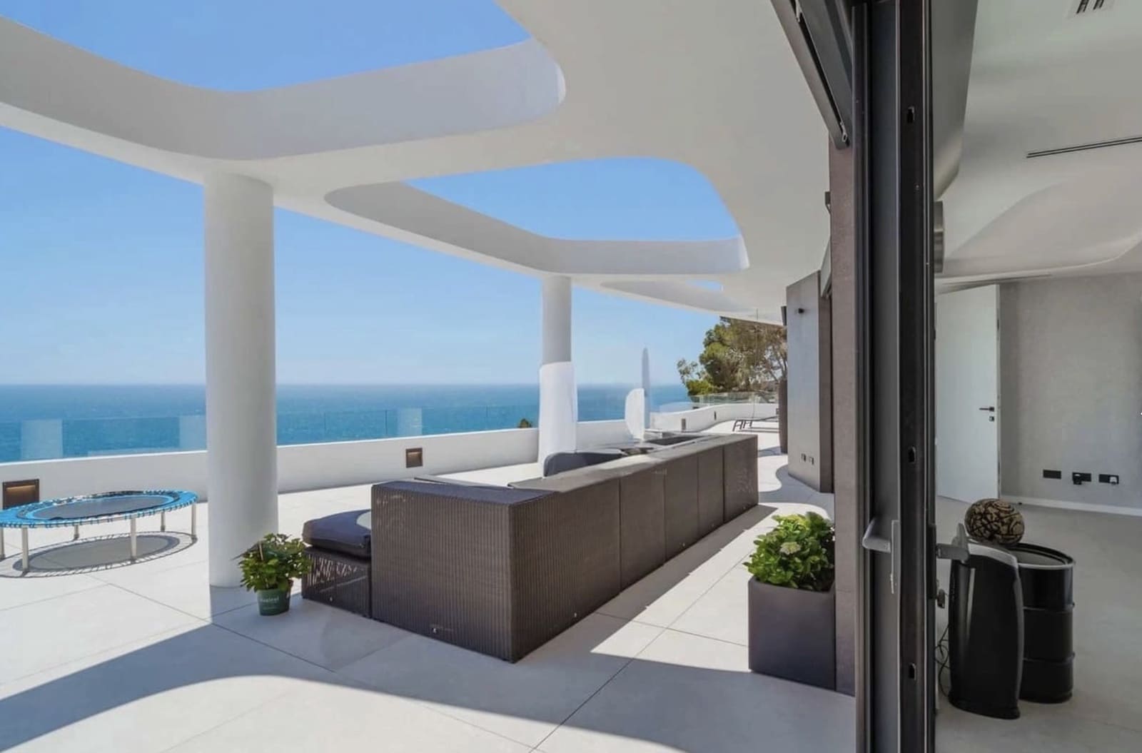 3 slaapkamer Villa te koop in Ambolo met zwembad - € 4.250.000 (Ref: 9537498)