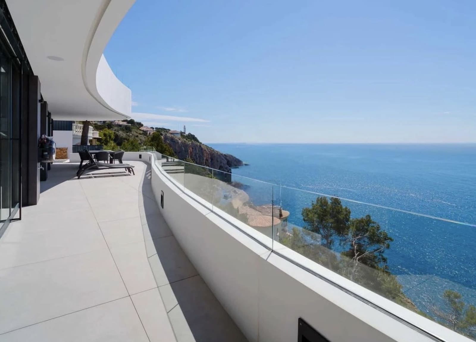 3 slaapkamer Villa te koop in Ambolo met zwembad - € 4.250.000 (Ref: 9537498)