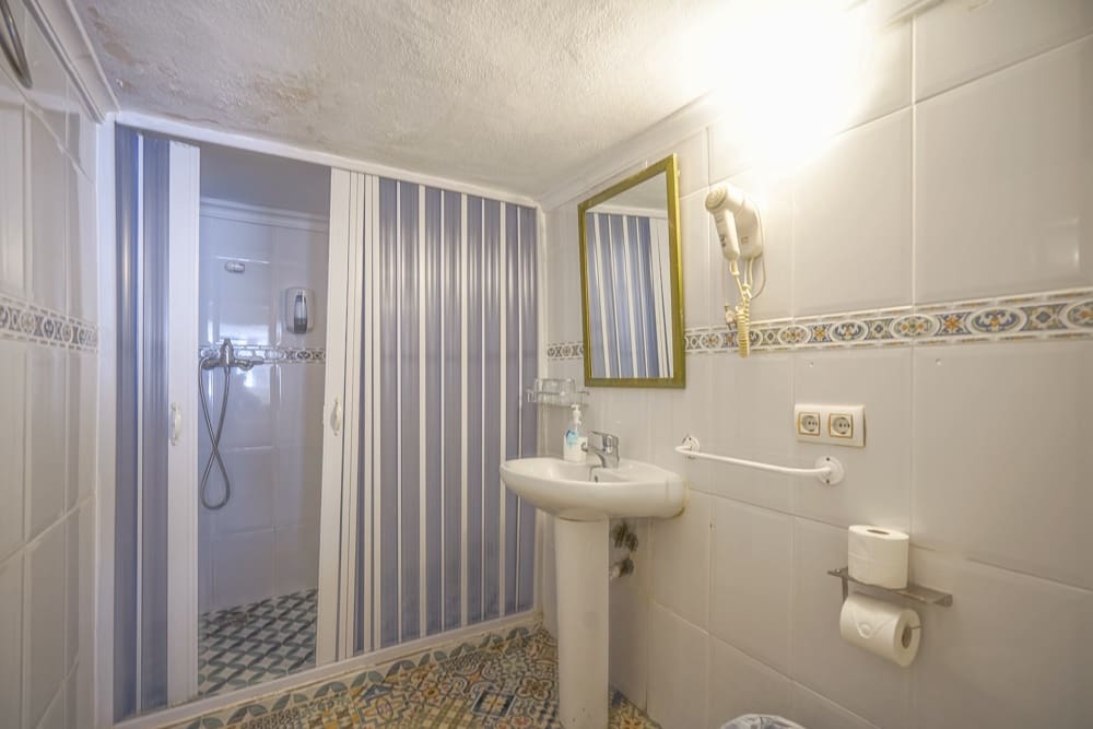 16 bedroom Hotel for sale in Calpe / Calp - € 1,050,000 (Ref: 9537706)