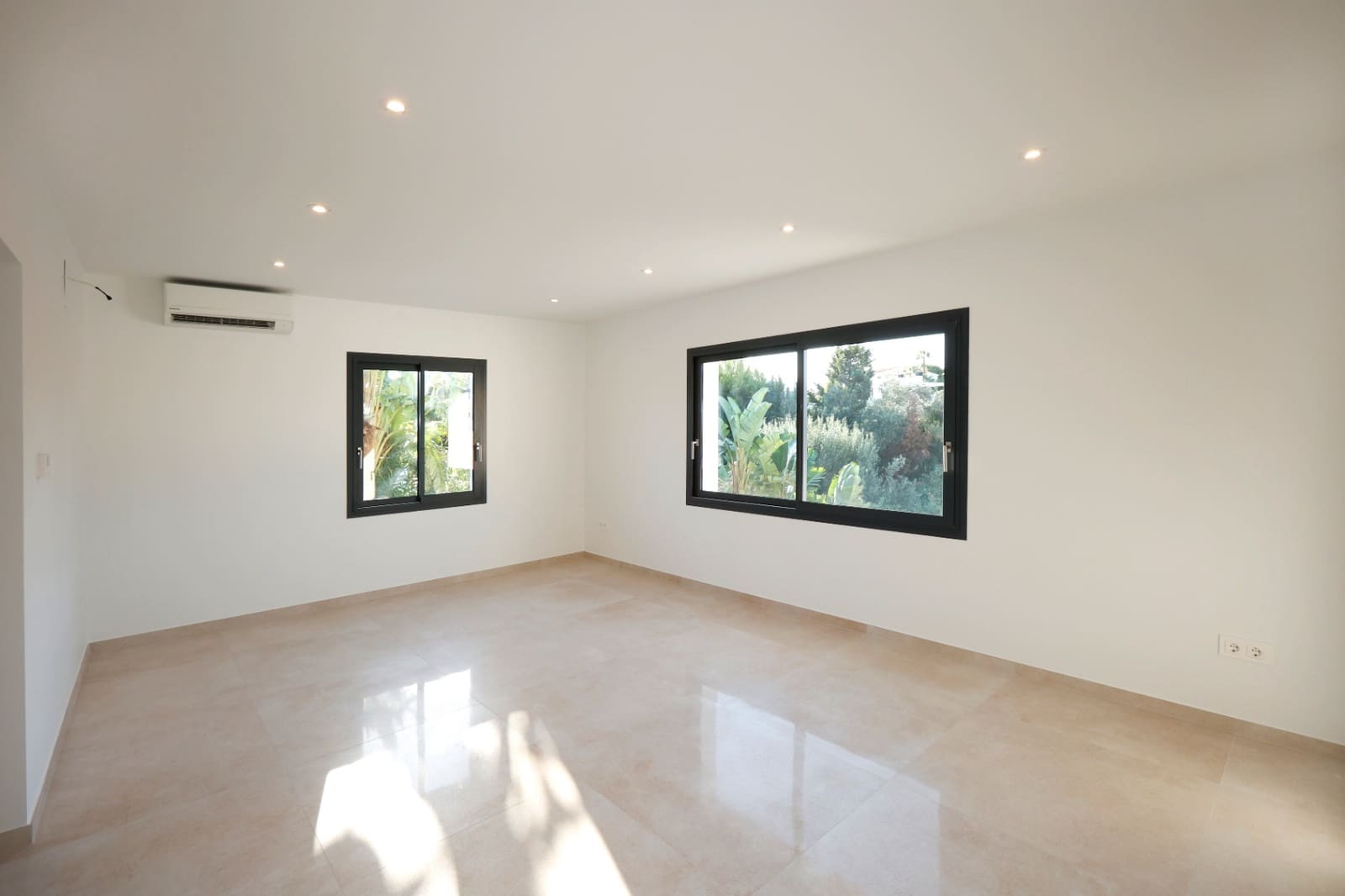 4 bedroom Villa for sale in Calpe / Calp with pool - € 840,000 (Ref: 9538737)