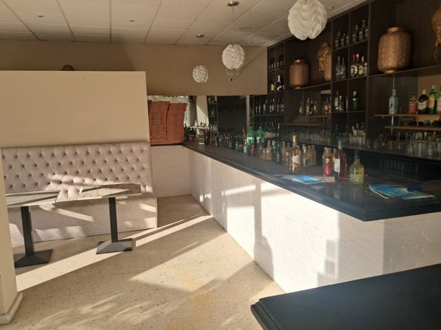 Kommersiell til salgs i Playa Poniente, Benidorm med garasje - € 325 000 (Ref: 9572085)