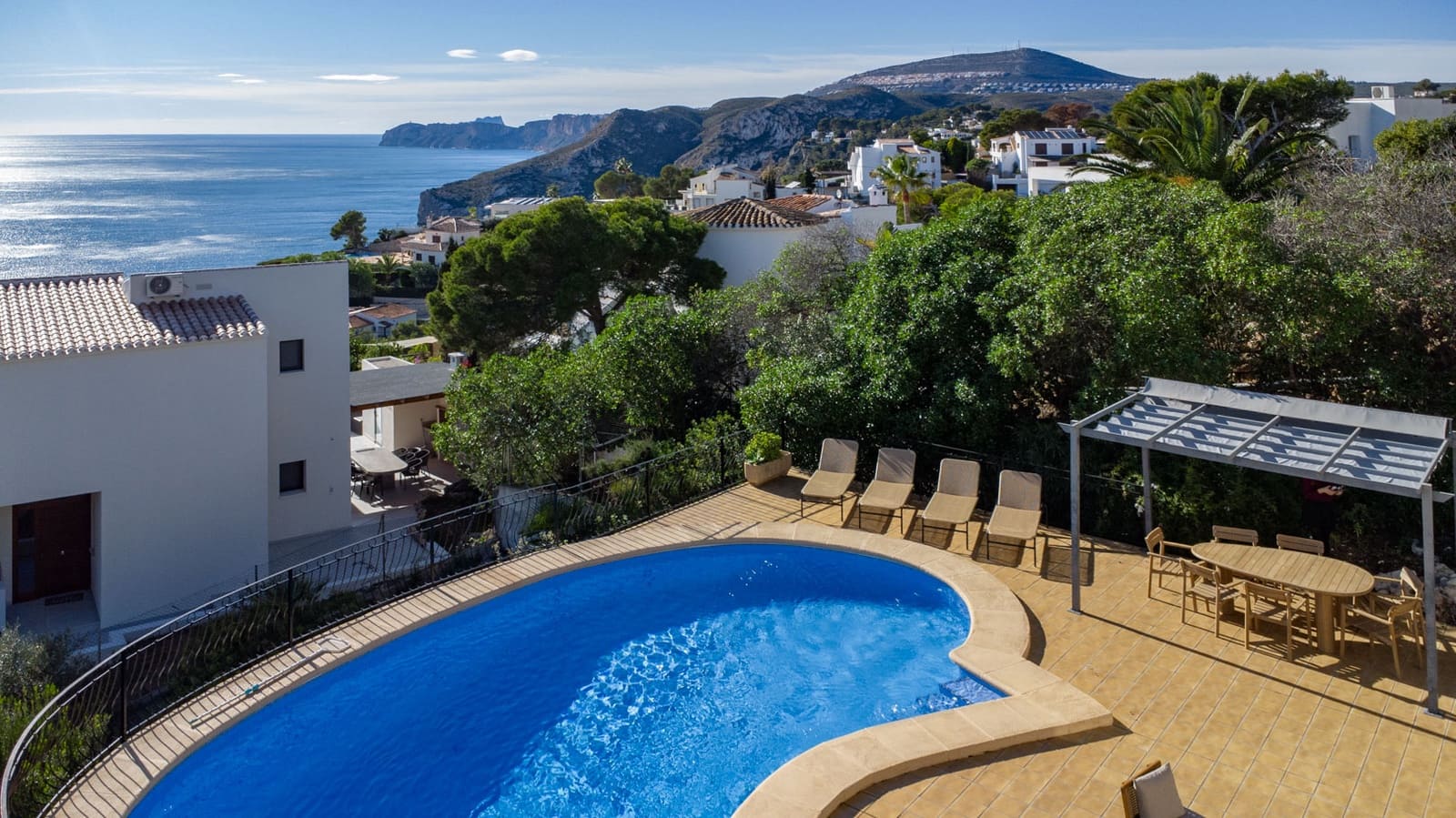 4 soveværelse Villa til salg i Ambolo med swimmingpool - € 1.195.000 (Ref: 9584738)