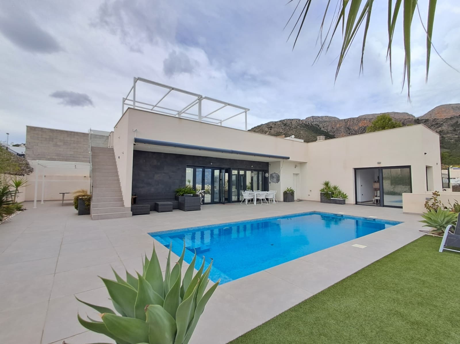 5 makuuhuone Huvila myytävänä paikassa Polop mukana uima-altaan - 720 000 € (Ref: 9598321)