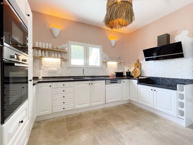 Chalet de 4 habitaciones en Moraira, Teulada-Moraira en venta con piscina - 1.199.000 € (Ref: 9667148)