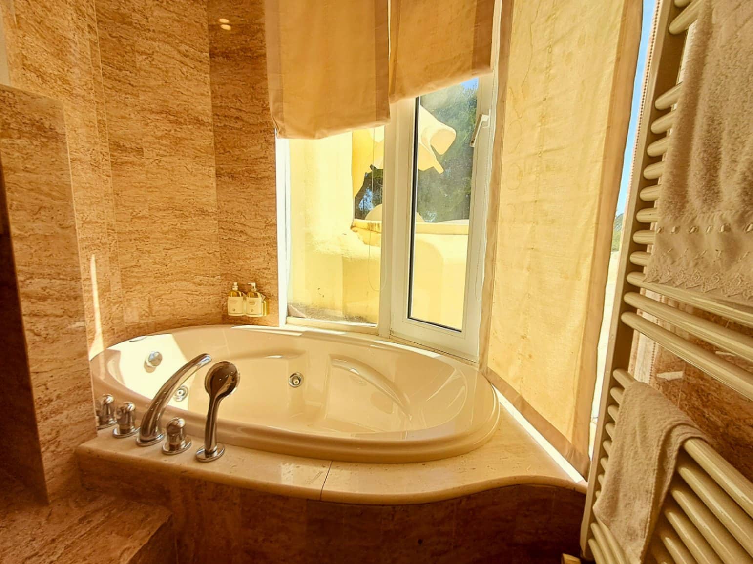 5 bedroom Villa for sale in Altea with pool garage - € 995,000 (Ref: 9694030)