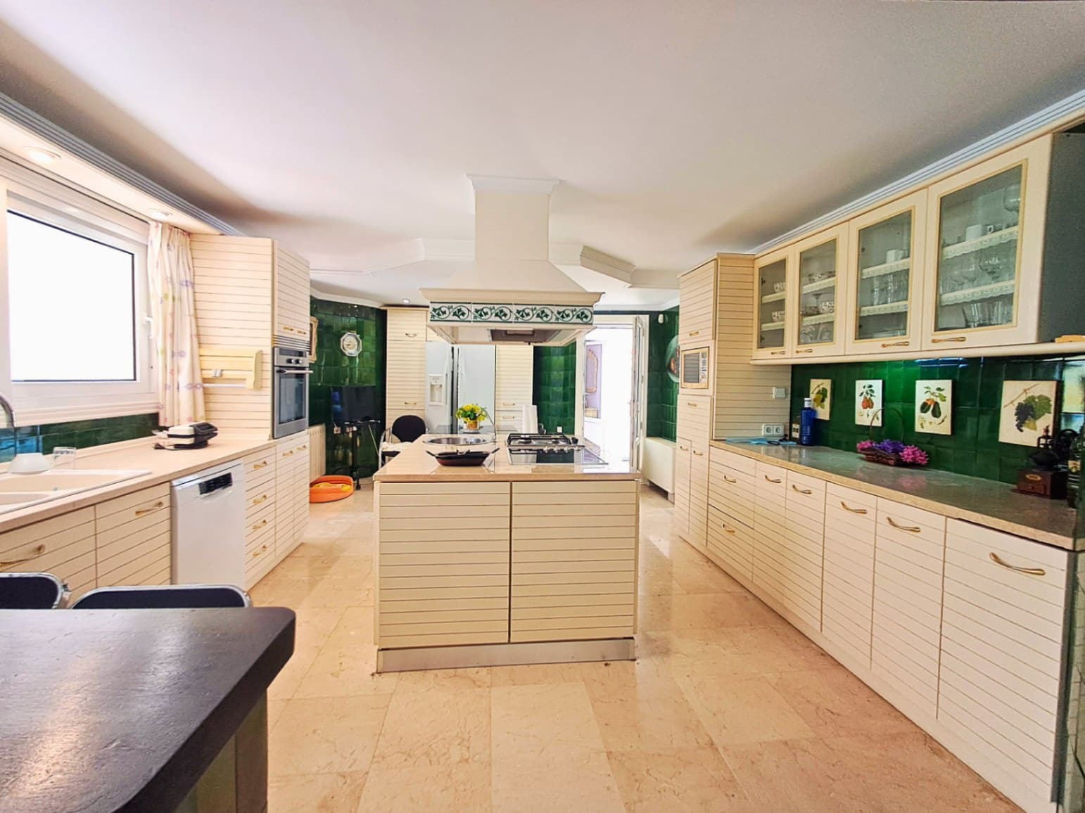 5 bedroom Villa for sale in Altea with pool garage - € 995,000 (Ref: 9694030)