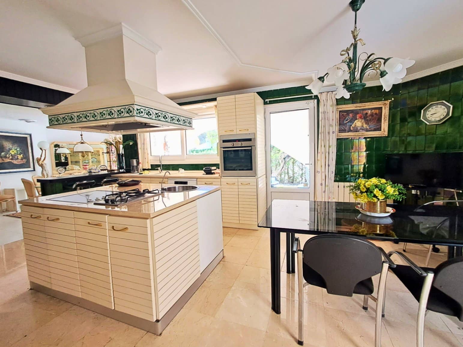 5 bedroom Villa for sale in Altea with pool garage - € 995,000 (Ref: 9694030)