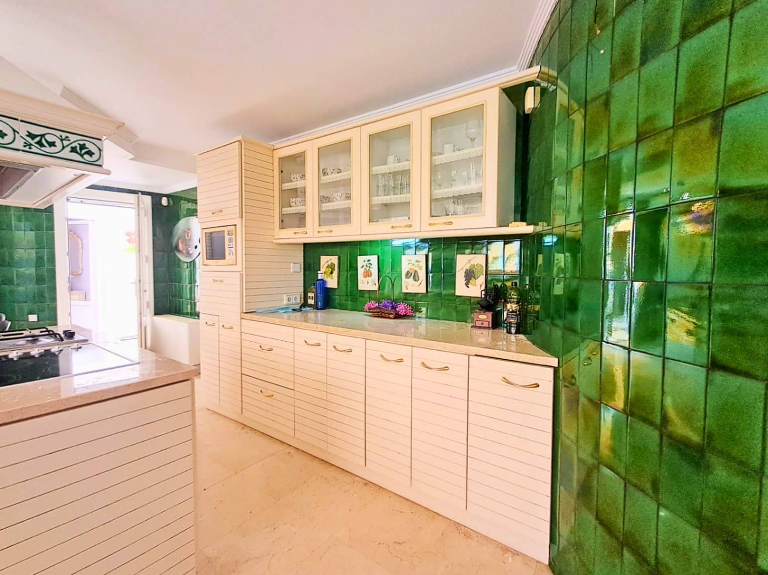 5 bedroom Villa for sale in Altea with pool garage - € 995,000 (Ref: 9694030)