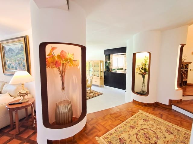 5 bedroom Villa for sale in Altea with pool garage - € 995,000 (Ref: 9694030)