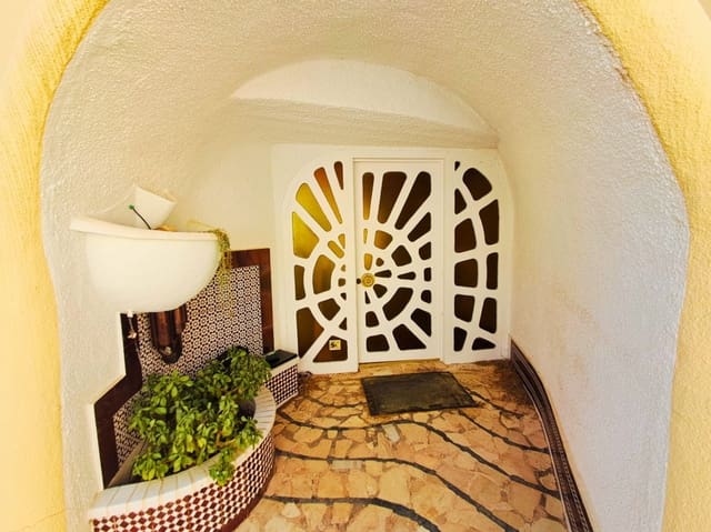 5 bedroom Villa for sale in Altea with pool garage - € 995,000 (Ref: 9694030)