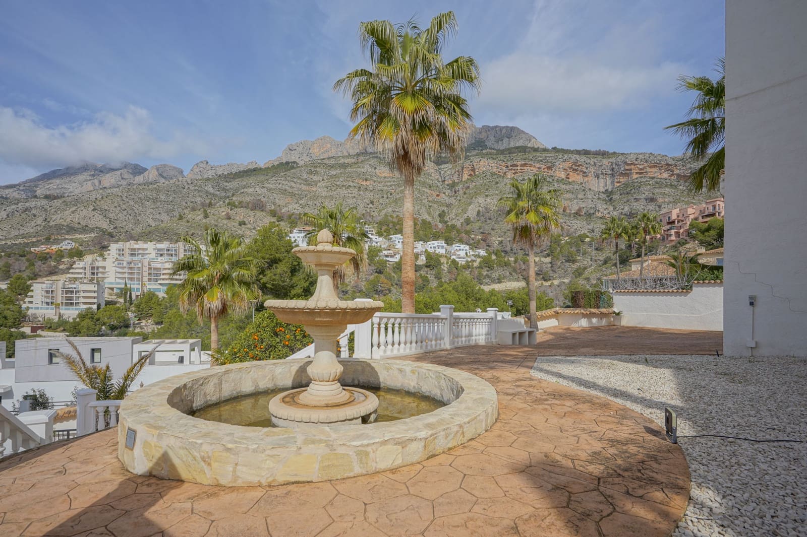 4 bedroom Villa for sale in Alhama Springs with pool - € 1,295,000 (Ref: 9694353)