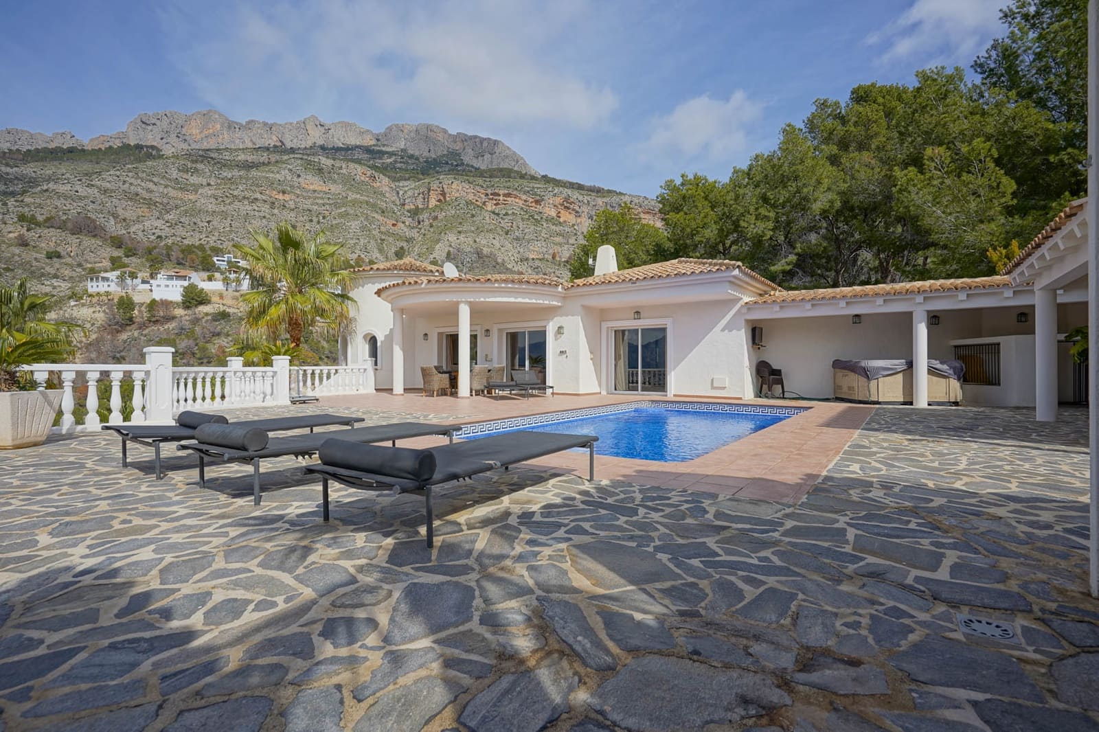 4 bedroom Villa for sale in Alhama Springs with pool - € 1,295,000 (Ref: 9694353)